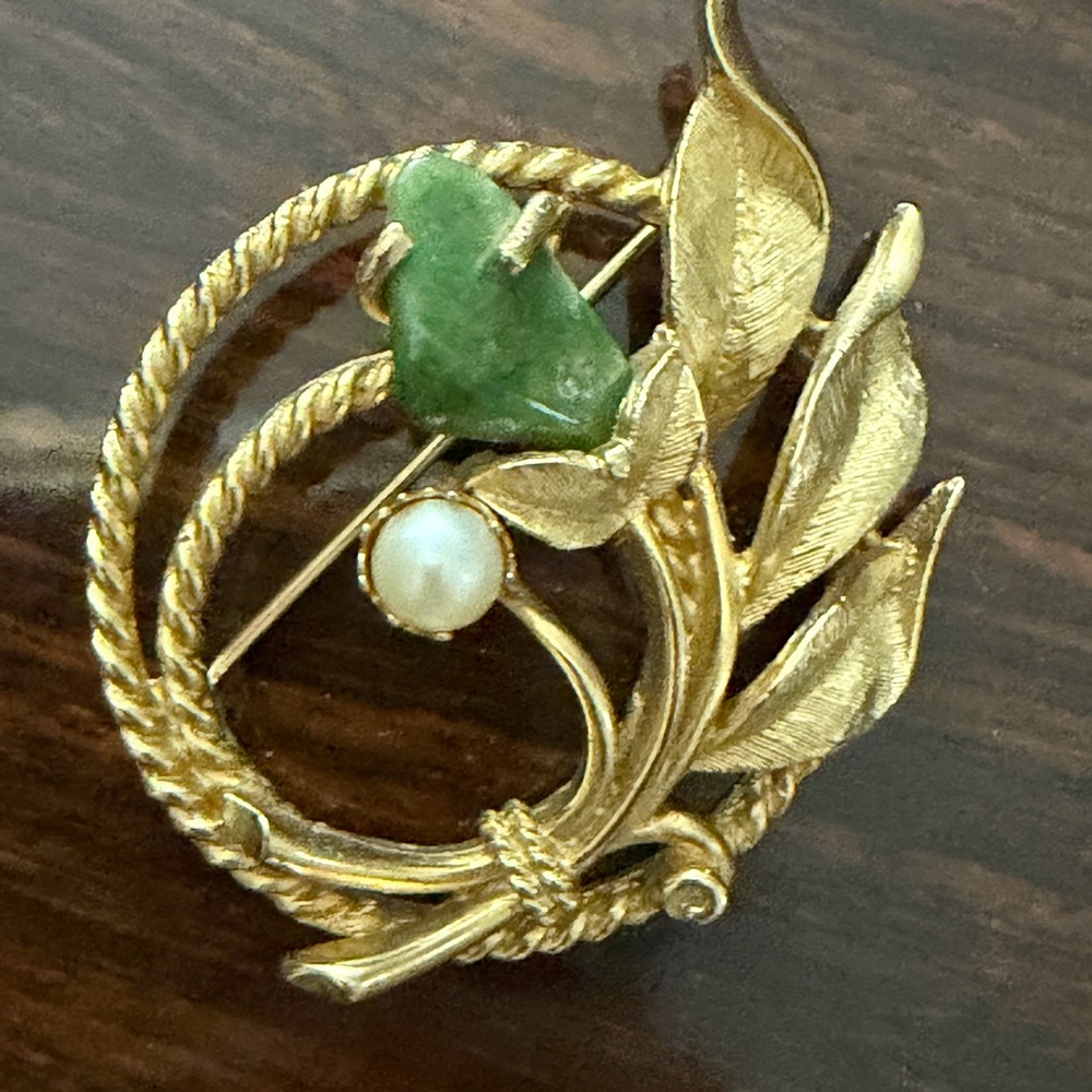 Vintage Sarah Coventry brooch gold tone green jade stone faux pearl flower